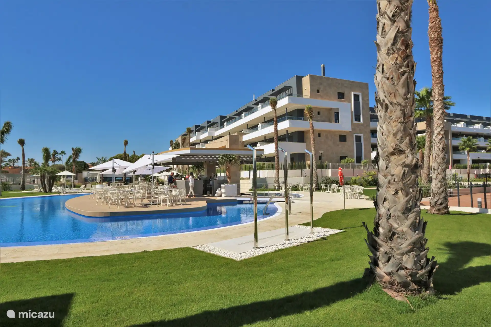 Großer Gemeinschaftspool und Poolbar