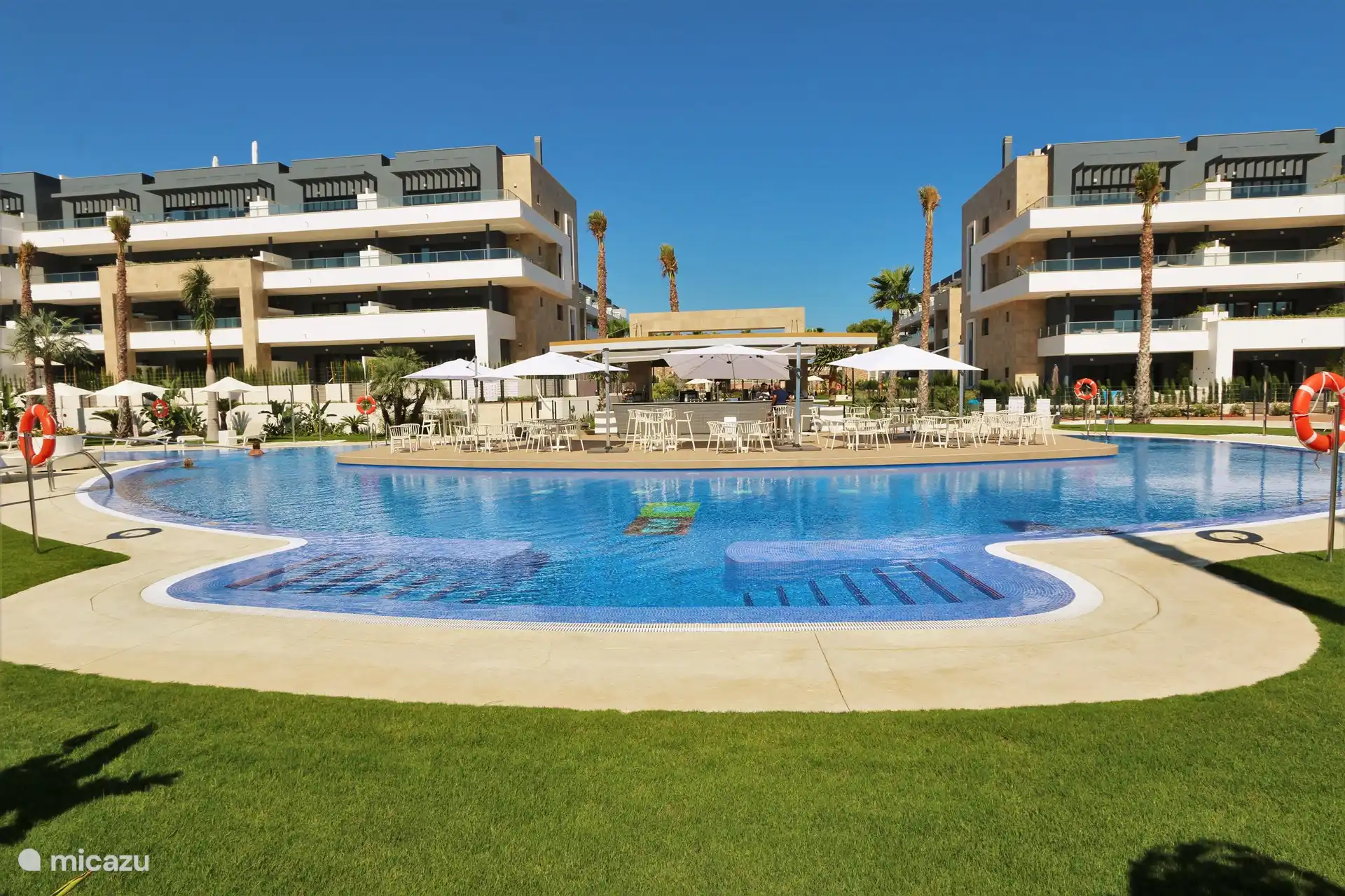 Großer Gemeinschaftspool und Poolbar