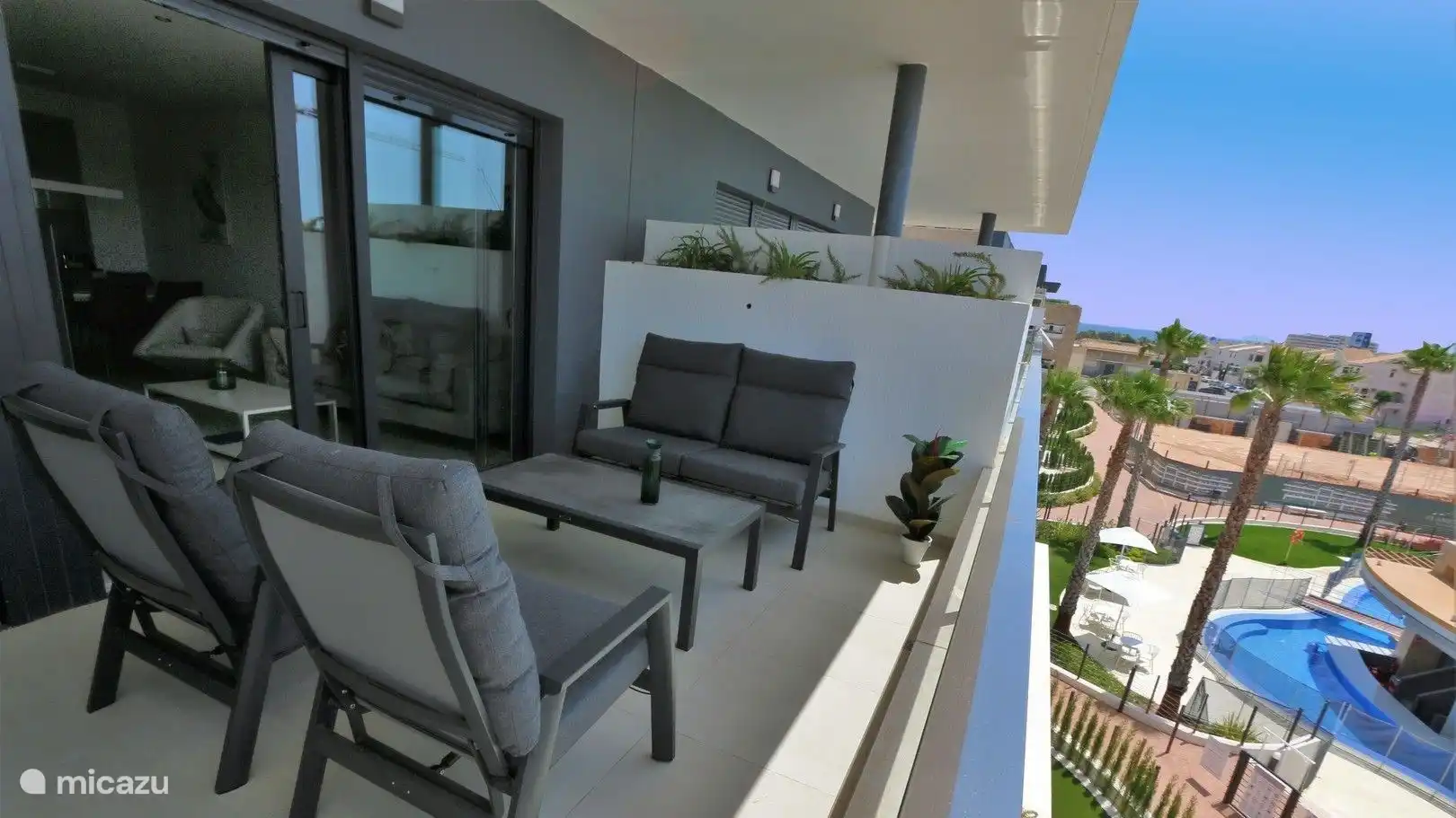 Geräumiger Balkon zum Entspannen