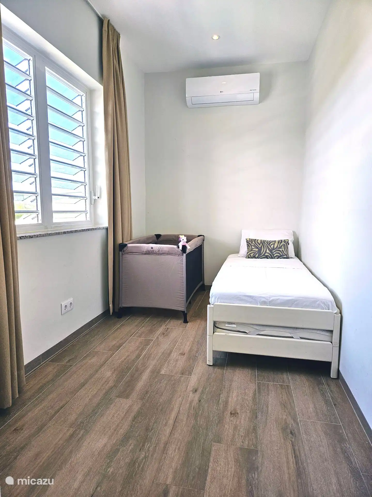 Bedroom 2 Configuration 1 bed and 1 baby cot