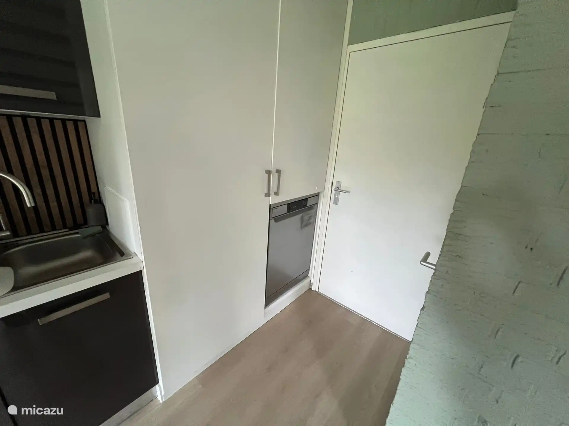 Küchenteil mit Geschirrspüler