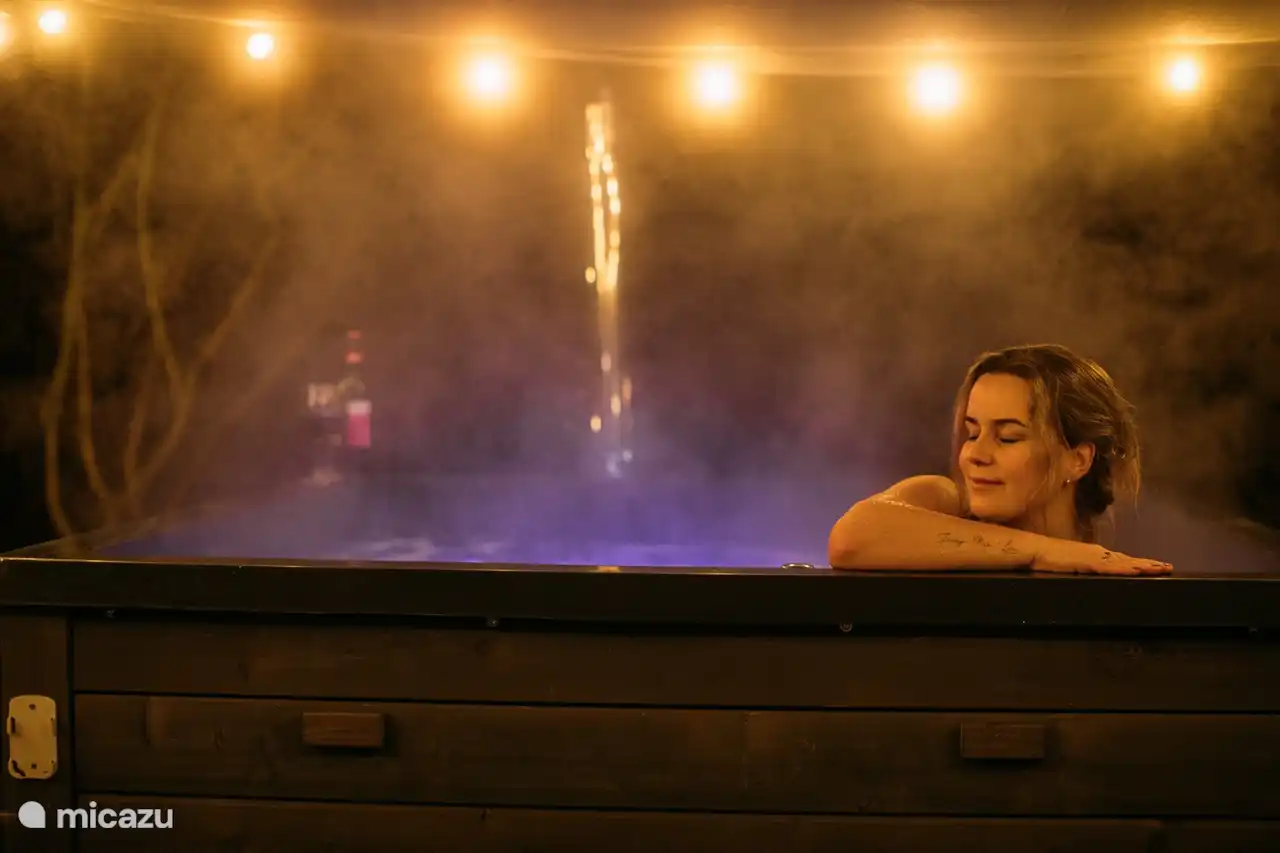 Relájate en el jacuzzi bajo las estrellas con una luz cálida para una experiencia de bienestar real, mientras los niños están en la cama
