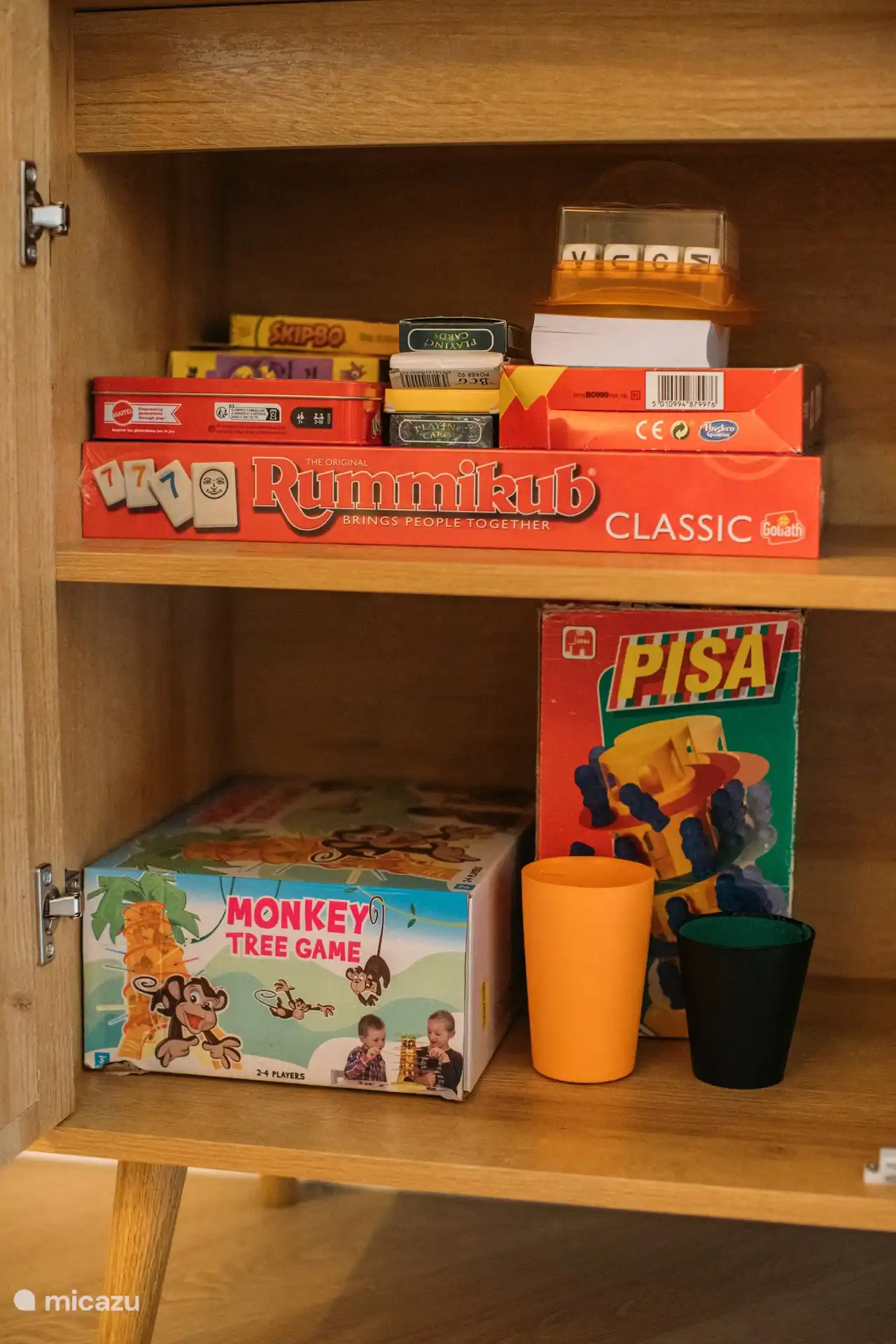 Gabinete de juegos con juegos de mesa para veladas acogedoras en familia.