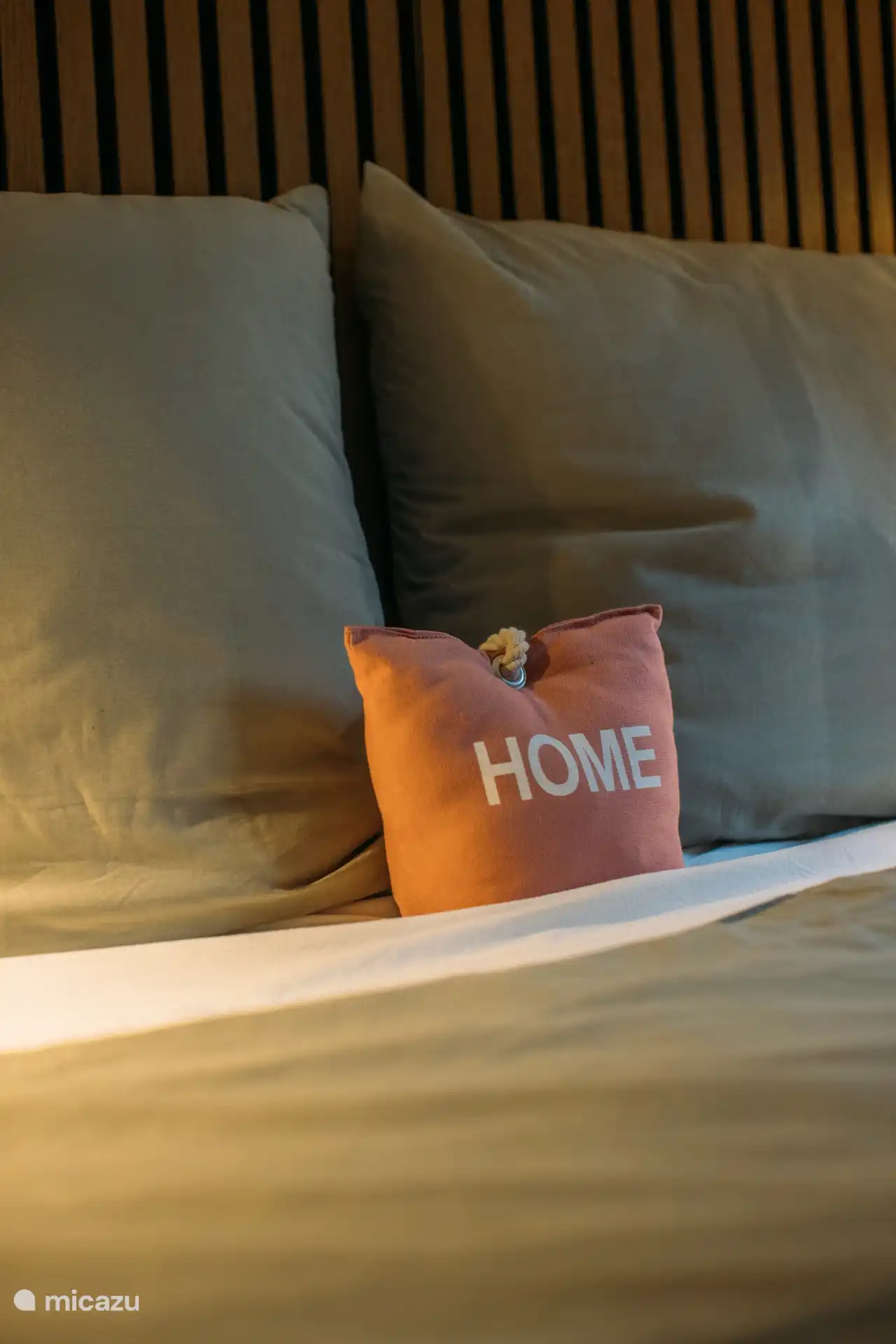 Los cojines suaves y los colores cálidos hacen que la zona de estar sea aún más acogedora.