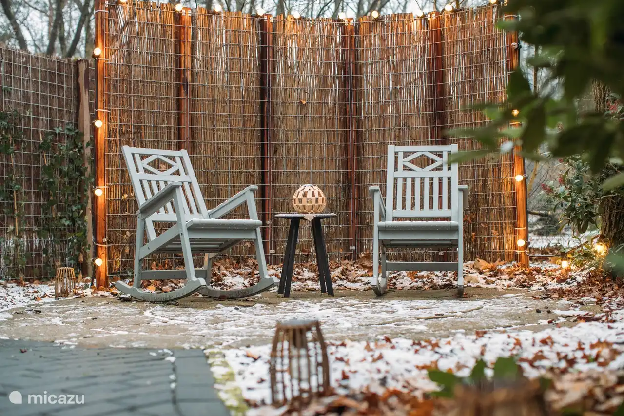 Dos cómodas tumbonas en el jardín para un momento de tranquilidad con un libro o un café.