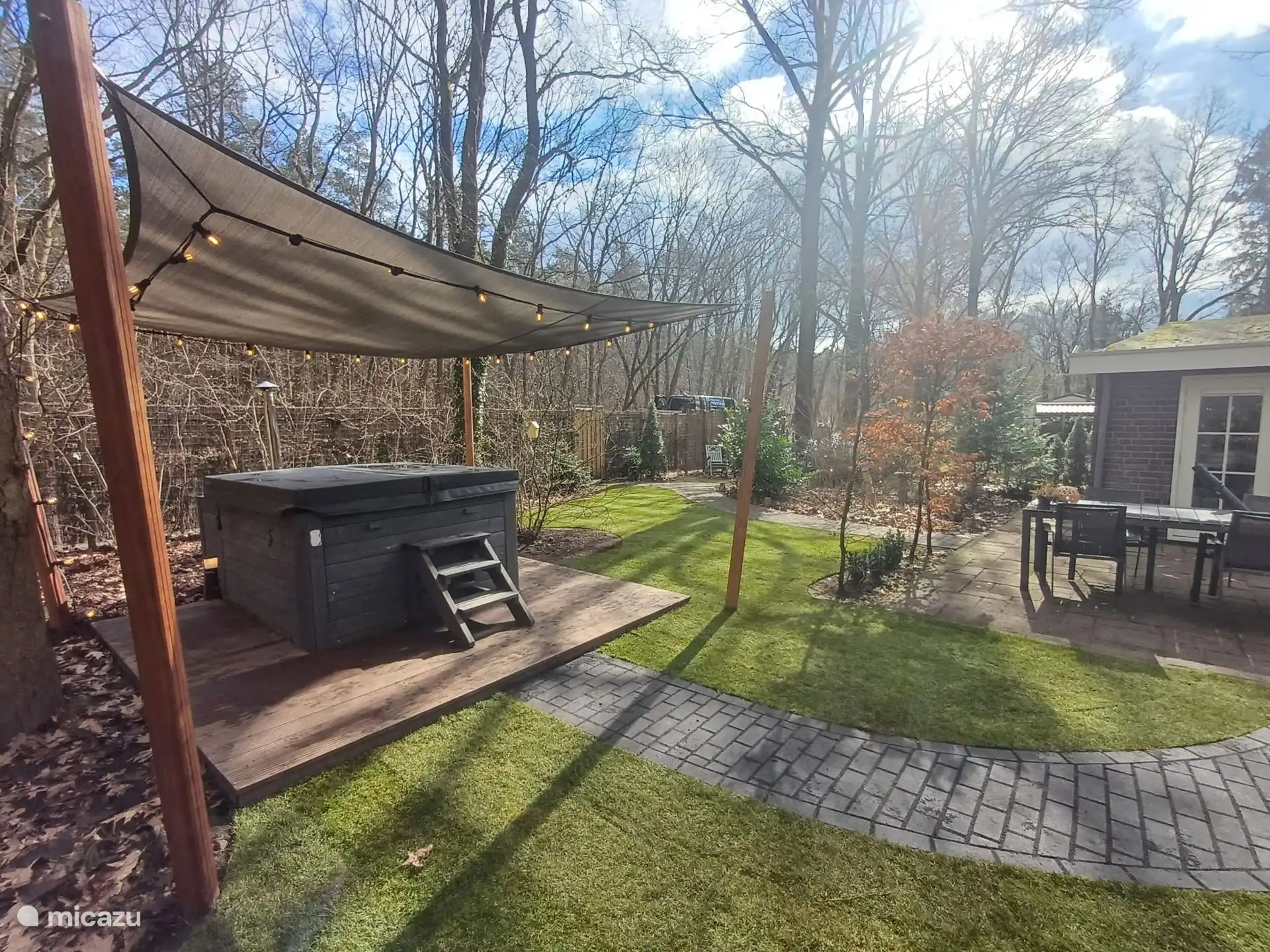 De tuin van Family Wellness met hottub met rexener hottub