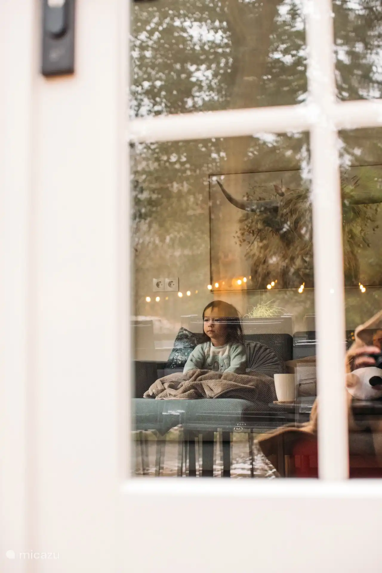 Las grandes ventanas proporcionan mucha luz y conexión con el exterior.