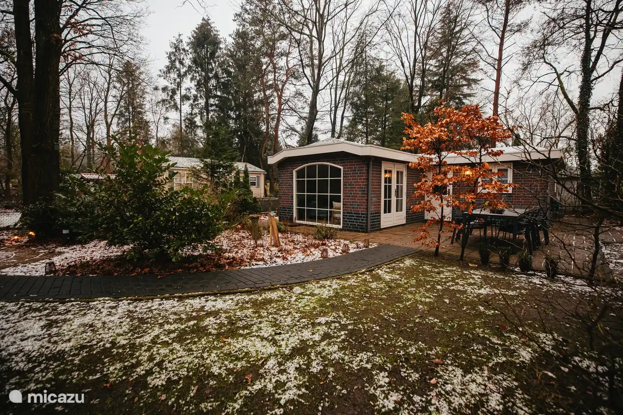 La casa de vacaciones en un ambiente invernal rodeado de árboles y naturaleza. Cada estación tiene su encanto aquí.