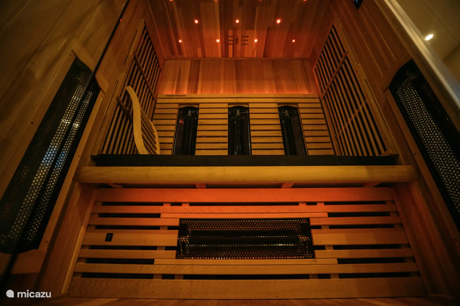 Nuestra gran sauna en el baño con terapia de luz. 