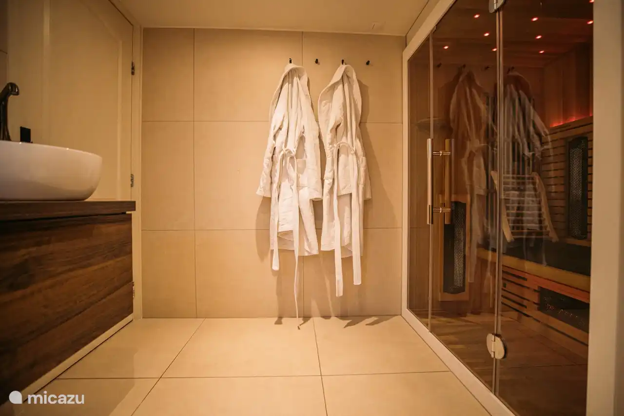 Baño lujoso con sauna e instalaciones de bienestar.