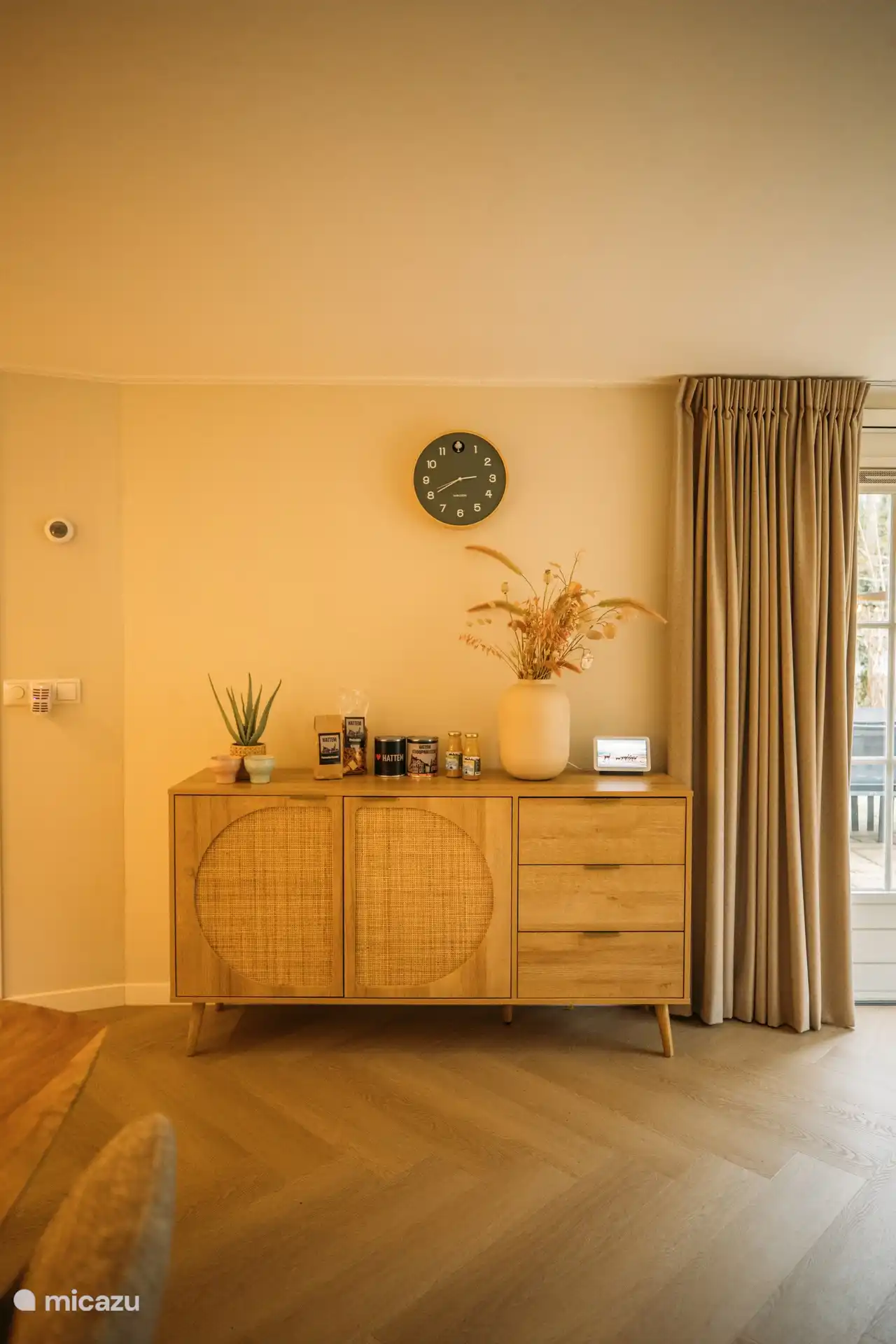 Armario de aparador con reloj de cuco 