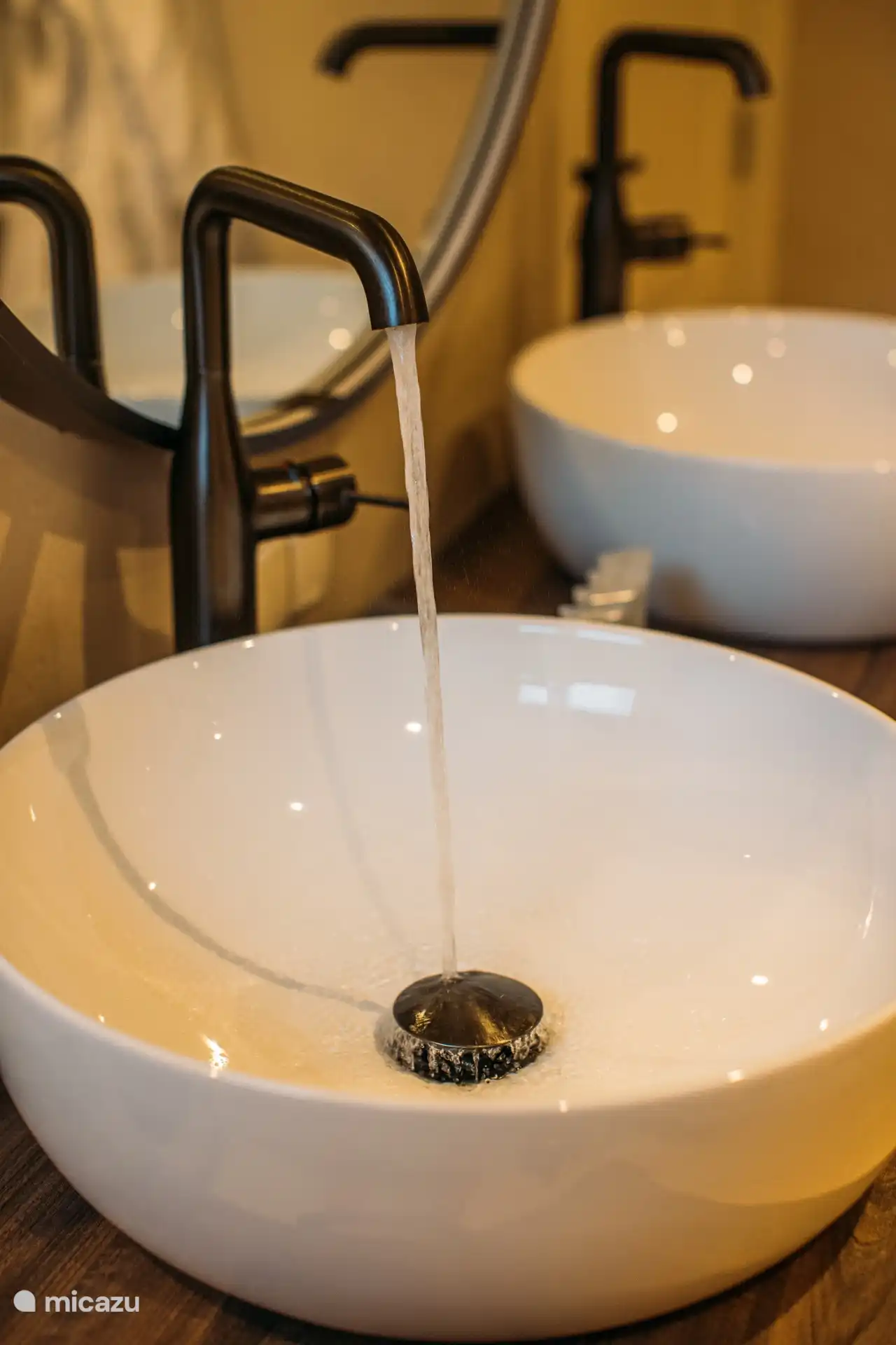 Lavabo moderno con acabado lujoso en el baño.