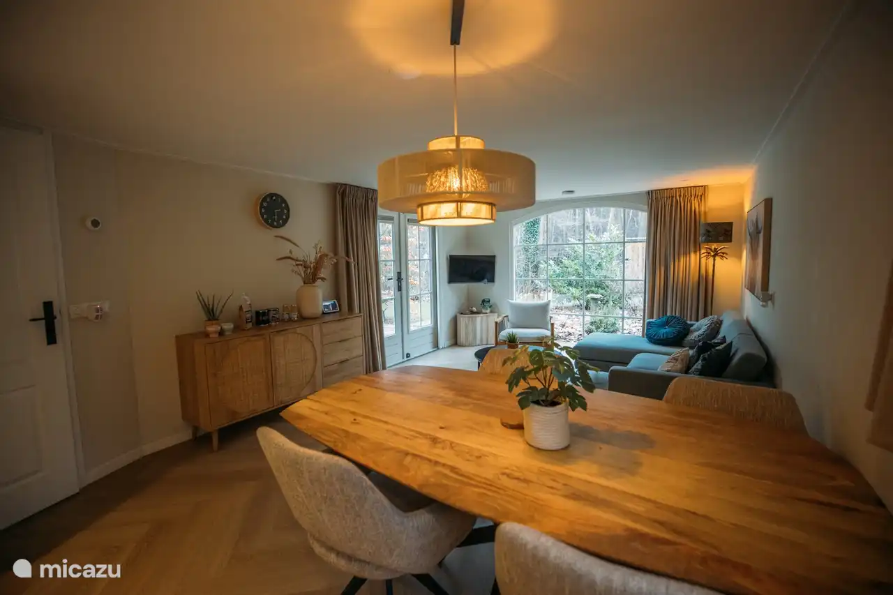 Comedor y salón espaciosos con distribución de planta abierta y mucha luz.