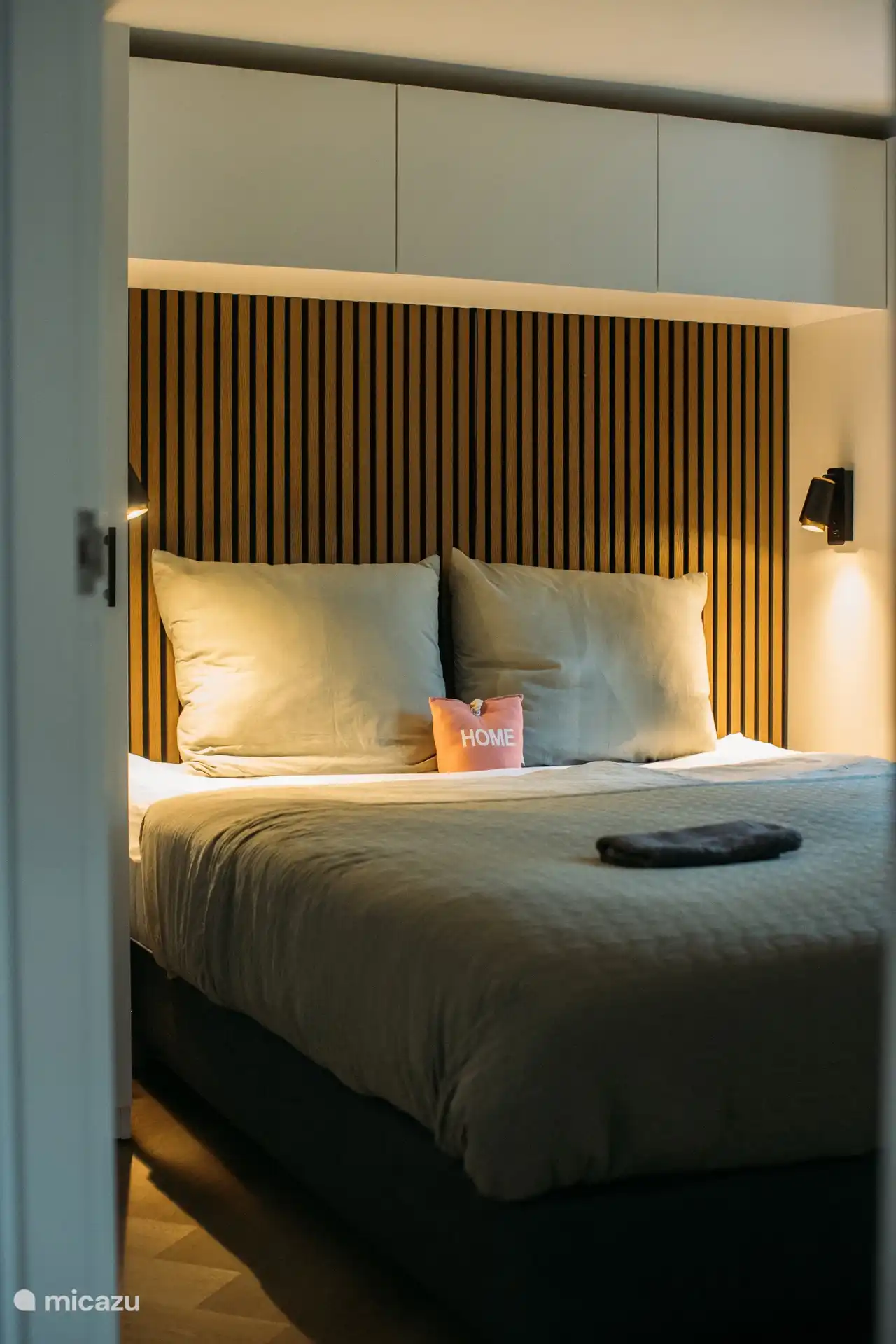 Dormitorio con cama cómoda y aspecto tranquilo.