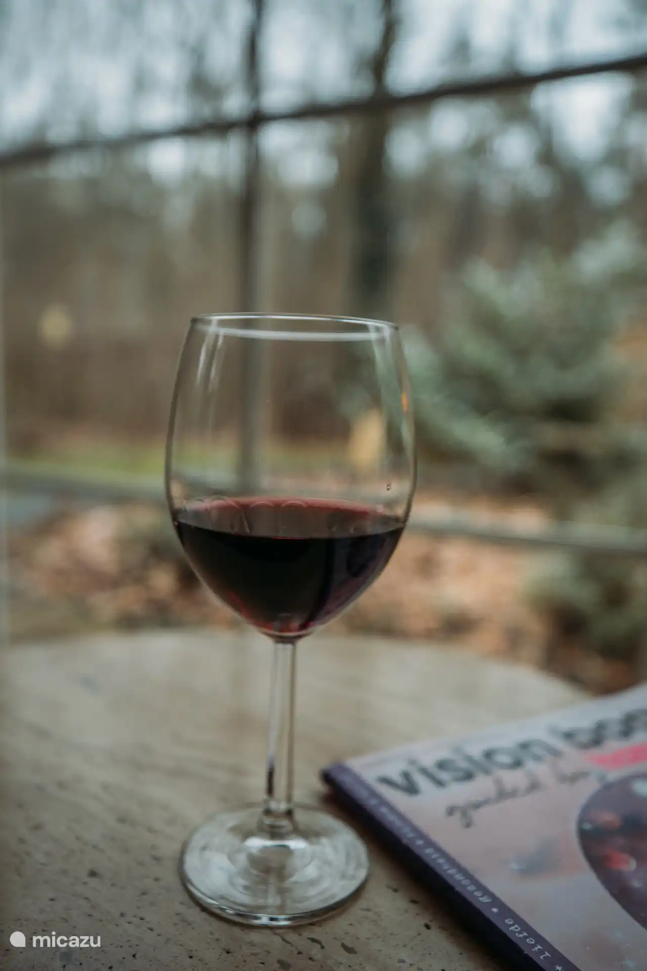 Una buena copa de vino forma parte de la relajación. Disfruta de pequeños momentos durante tu estancia.