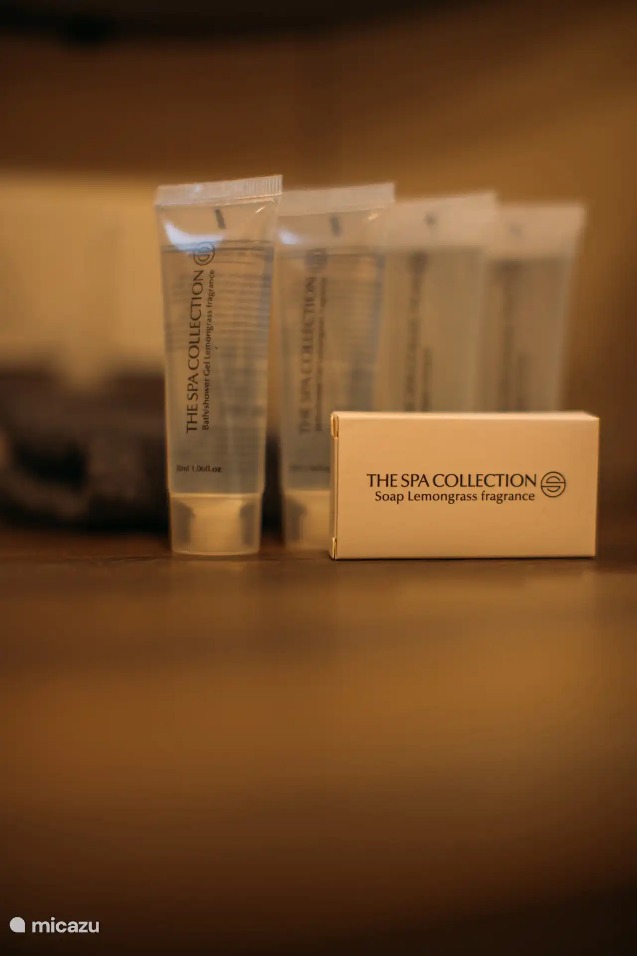 Productos de cuidado de lujo disponibles para mayor comodidad durante la estancia.