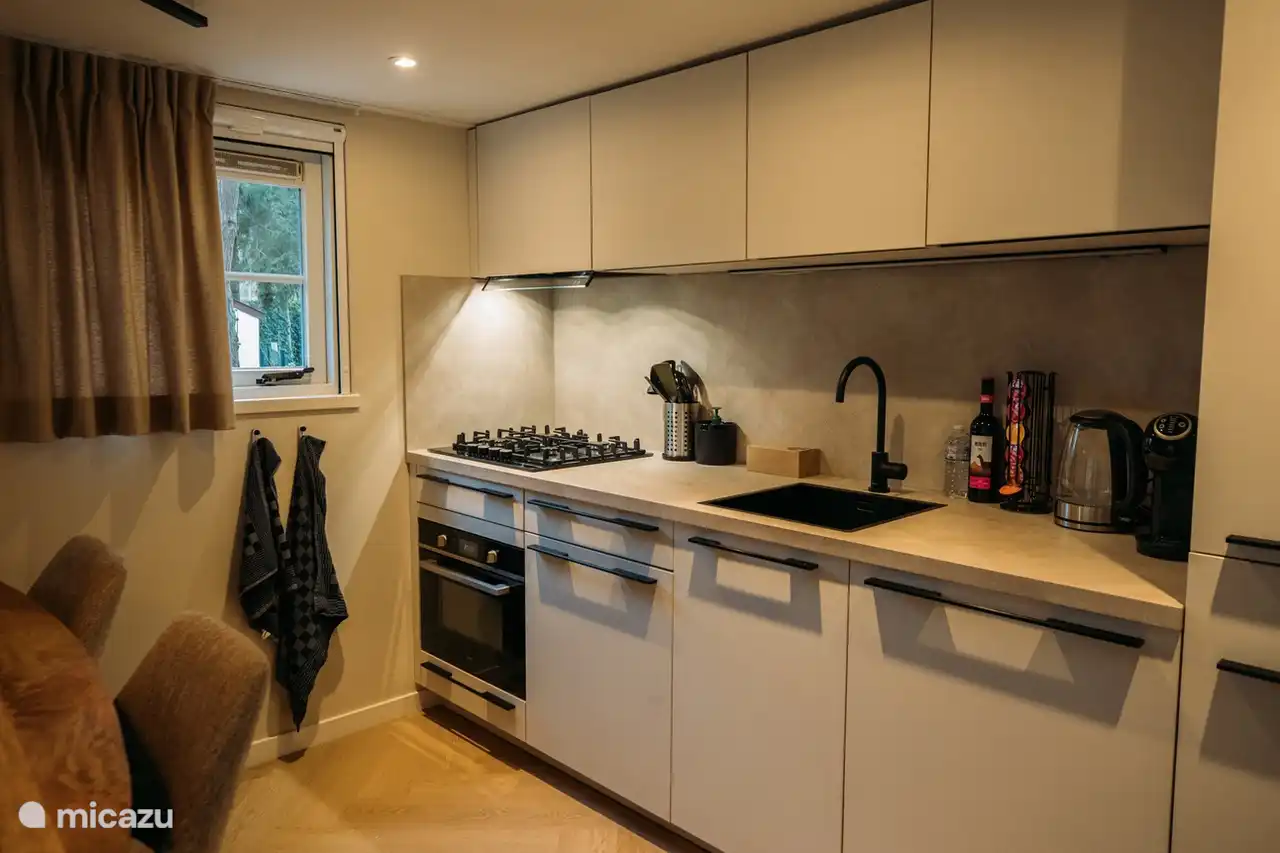 Cocina totalmente equipada con cocina, horno y lavavajillas.