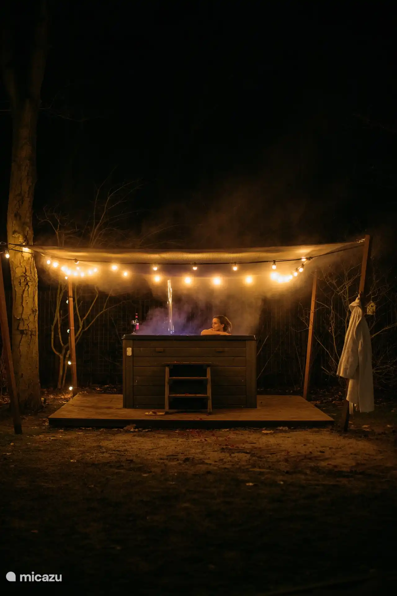 El jacuzzi por la tarde con iluminación ambiental. Perfecto para relajarse juntos después de un día en la naturaleza.