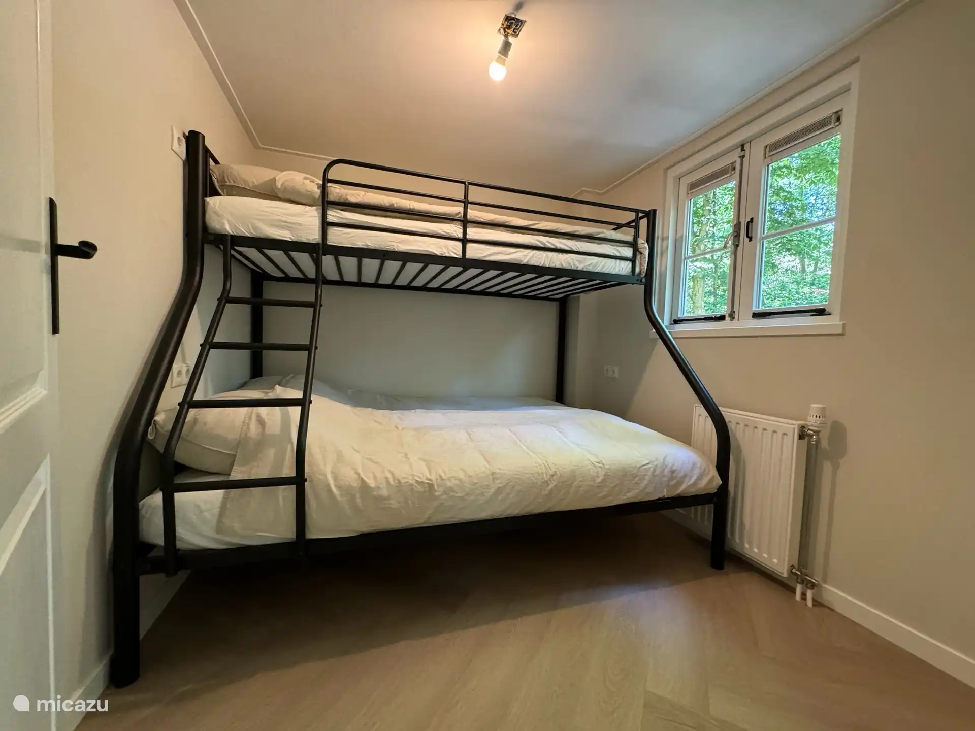 Una litera estupenda que ofrece espacio para 3 personas