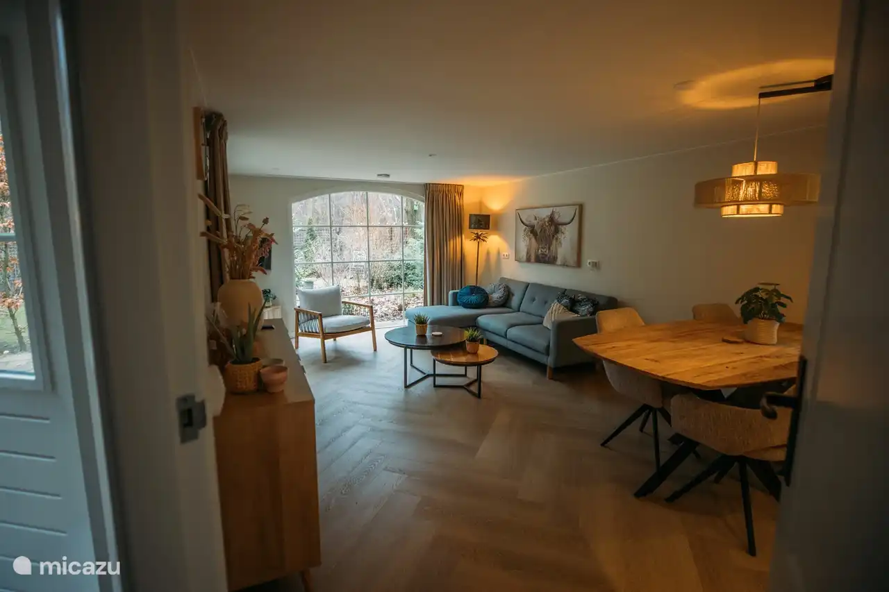 Visión general del salón y el comedor con carácter abierto.