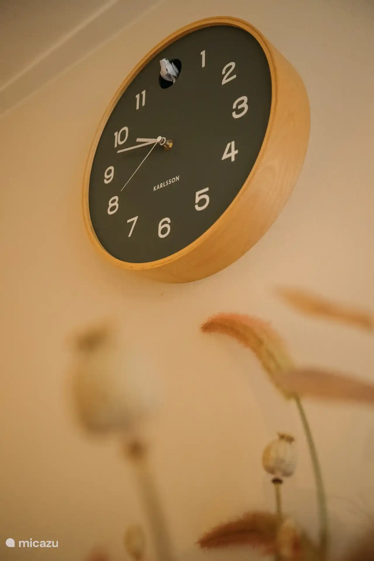 Reloj y detalles que contribuyen a un interior tranquilo y bien cuidado.