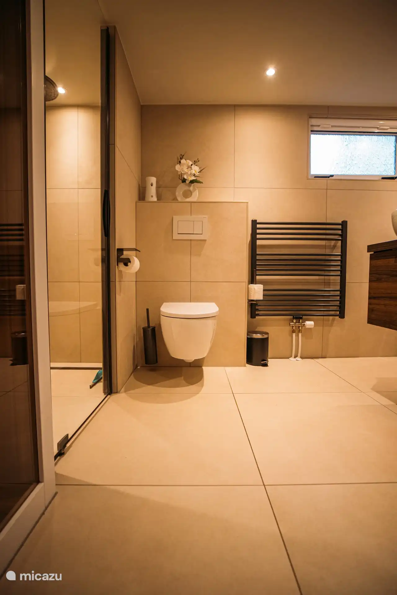 Inodoro con un diseño moderno y ordenado.