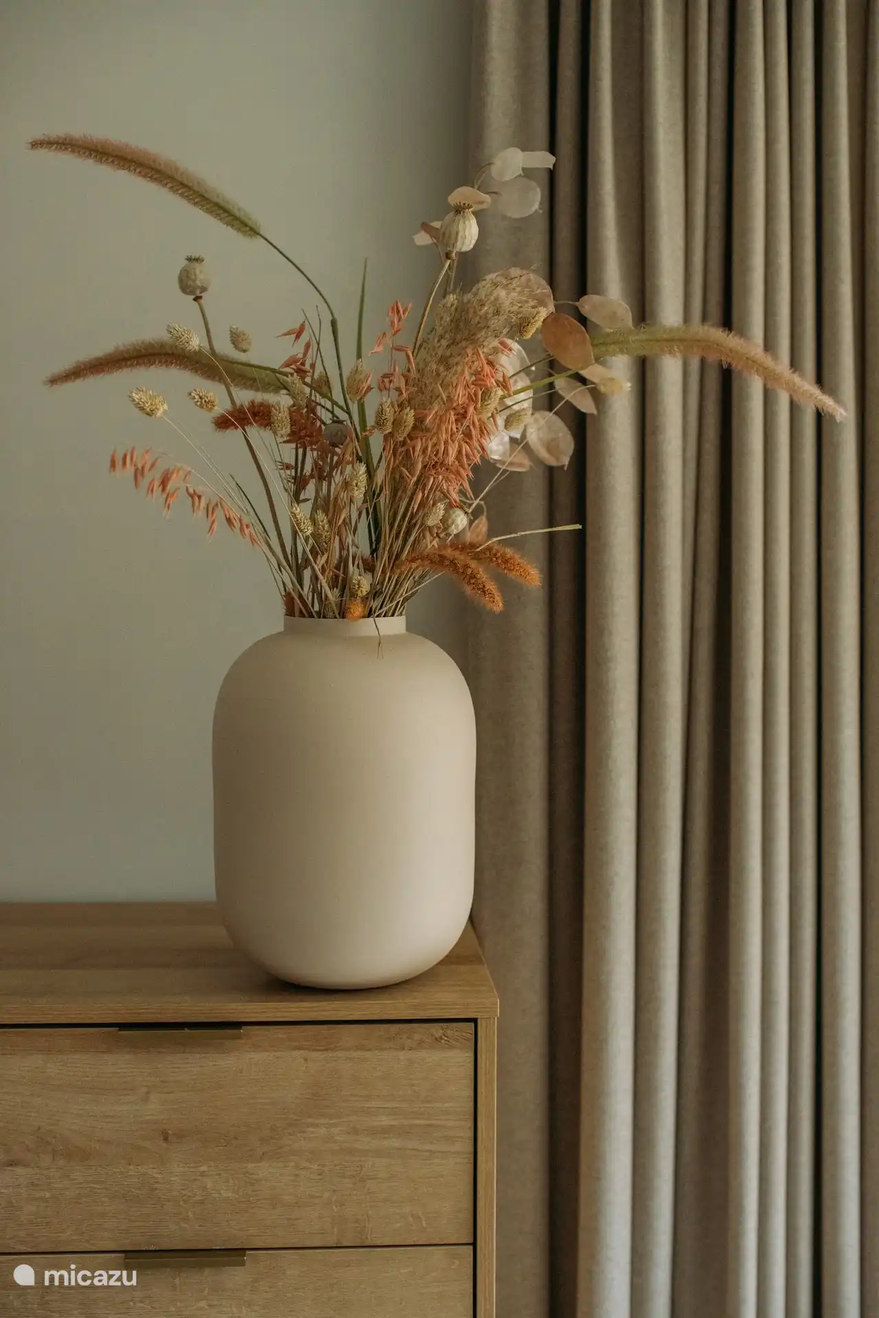 Los detalles atmosféricos del interior crean una sensación cálida y hogareña.