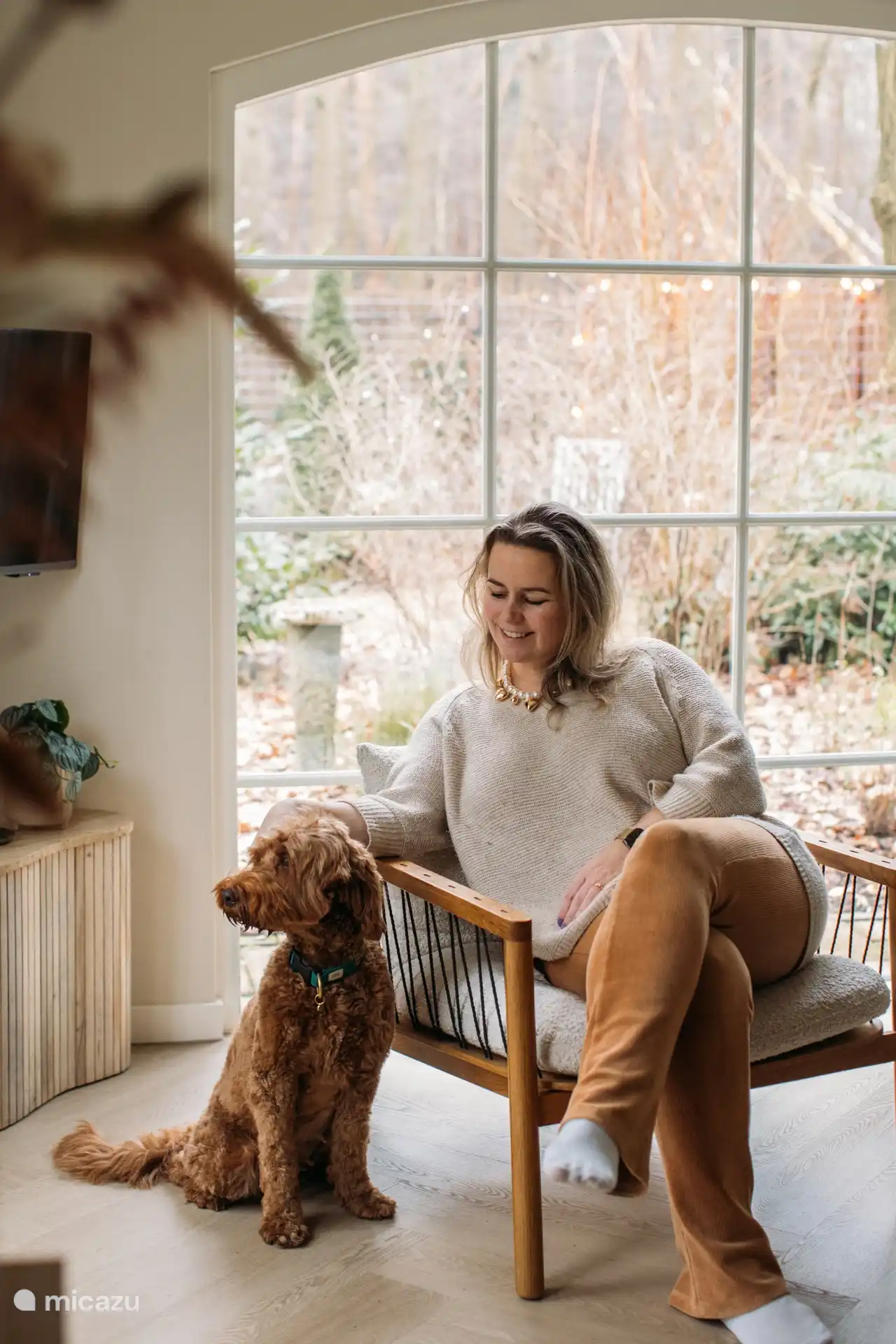 Un momento acogedor en el salón con vistas al jardín. Un lugar para estar juntos.