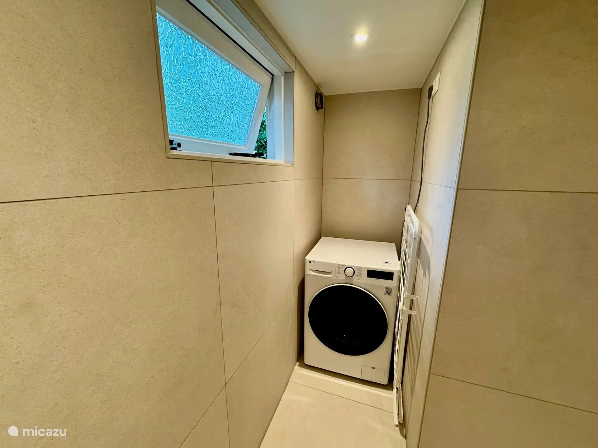 Das Badezimmer verfügt über eine praktische Ecke, die als Waschküche dient und mit einer Waschmaschine und einem Trockner ausgestattet ist. Ideal für den Fall, dass ein Unfall passiert, wenn Sie während eines längeren Aufenthalts Handtücher auffrischen oder Ihre Kleidung waschen möchten. Komfort und Bequemlichkeit stehen hier im Vordergrund.