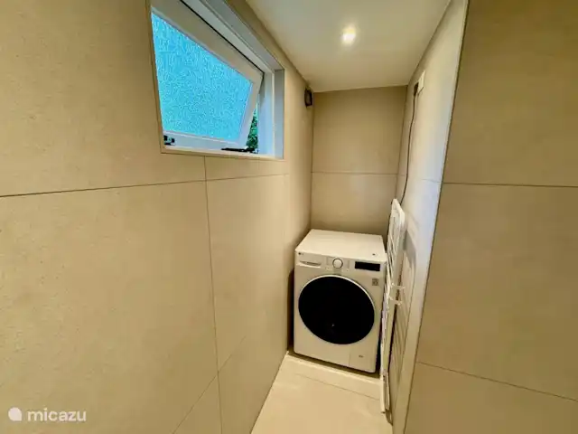 Maison de vacances Maridu Family Wellness | Pays-Bas, Gueldre, Hattemerbroek - chalet La salle de bain dispose d’un coin pratique qui fait office de buanderie, équipée d’une machine à laver et d’un sèche-linge. Idéal lorsqu’un accident se produit, vous souhaitez rafraîchir vos serviettes ou laver vos vêtements lors d’un séjour plus long. Le confort et la commodité sont essentiels ici.