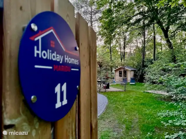 Maison de vacances Maridu Family Wellness | Pays-Bas, Gueldre, Hattemerbroek - chalet Entrée des maisons de vacances Maridu, avec la maison numéro 11 clairement visible. En arrière-plan, vous pouvez voir le jardin vert et accueillant. C’est là que commencent vos vacances : un accueil chaleureux dans un cadre serein et atmosphérique.
