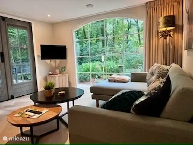 Maison de vacances Maridu Family Wellness | Pays-Bas, Gueldre, Hattemerbroek - chalet Le salon confortable est parfait pour se détendre, avec un canapé confortable comprenant une chaise longue et une télévision intelligente avec Chromecast. Profitez de soirées agréables, diffusez vos émissions préférées ou détendez-vous dans l’atmosphère chaleureuse et accueillante de cet espace.