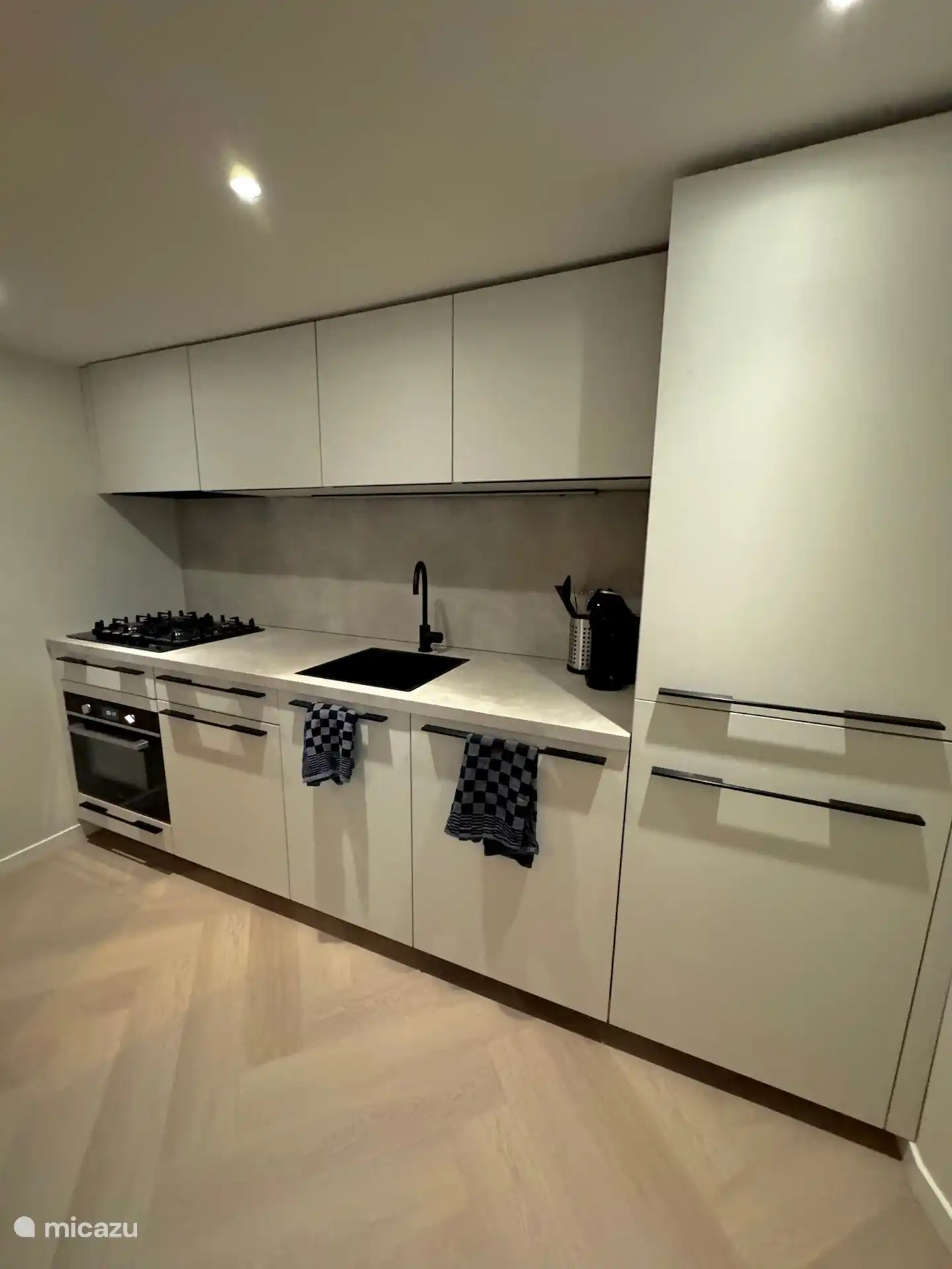 Die moderne Küche ist komplett ausgestattet und verfügt über einen Geschirrspüler, einen Backofen-Mikrowellen, einen Kühlschrank mit Gefrierfach, eine Dolce Gusto-Kaffeemaschine, einen Wasserkocher und ausreichend Geschirr. Alles, was Sie brauchen, um während Ihres Aufenthalts mit Leichtigkeit köstliche Mahlzeiten zuzubereiten.