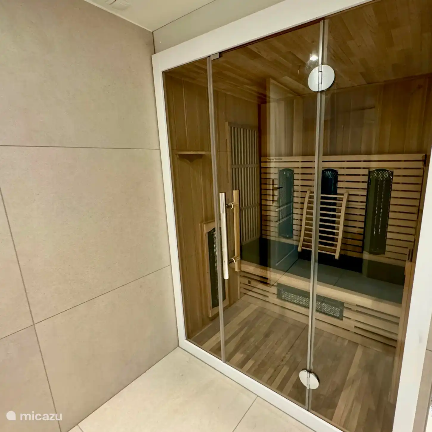 Das Badezimmer ist mit einer luxuriösen Innensauna ausgestattet, die mit Infrarotstrahlung, Farbtherapie und einem USB-Player ausgestattet ist. Ein perfekter Ort, um sich vollkommen zu entspannen und einen Moment des Wohlbefindens im Komfort Ihres eigenen Ferienhauses zu genießen.