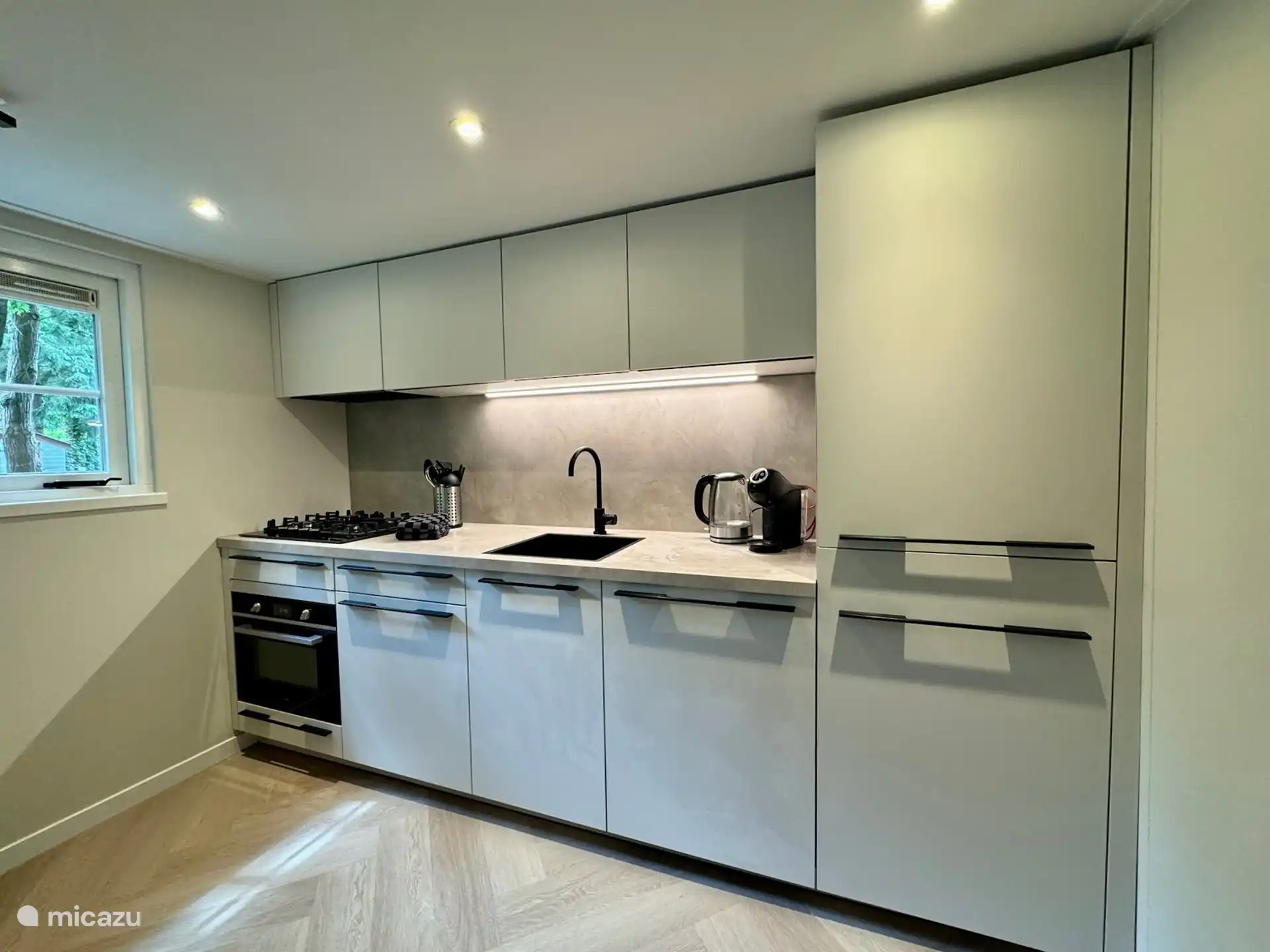 Die moderne Küche ist komplett ausgestattet mit allem Komfort, wie Geschirrspüler, Backofen-Mikrowellen-Kombination, geräumigem Kühlschrank mit Gefrierfach, Dolce Gusto-Kaffeemaschine, Wasserkocher und komplettem Geschirr. Alles ist da, um ganz einfach leckere Mahlzeiten zuzubereiten und Ihren Aufenthalt zu genießen.