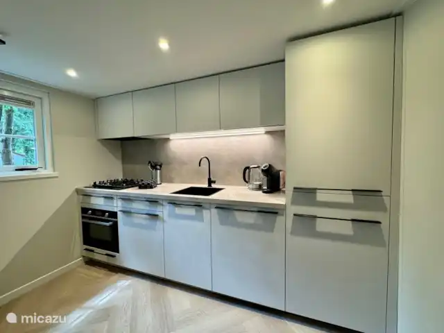 Maison de vacances Maridu Family Wellness | Pays-Bas, Gueldre, Hattemerbroek - chalet La cuisine moderne est entièrement équipée avec tout le confort, comme un lave-vaisselle, un four-micro-ondes combiné, un réfrigérateur-congélateur spacieux, une machine à café Dolce Gusto, une bouilloire et une vaisselle complète. Tout est là pour préparer facilement de délicieux repas et profiter pleinement de votre séjour.