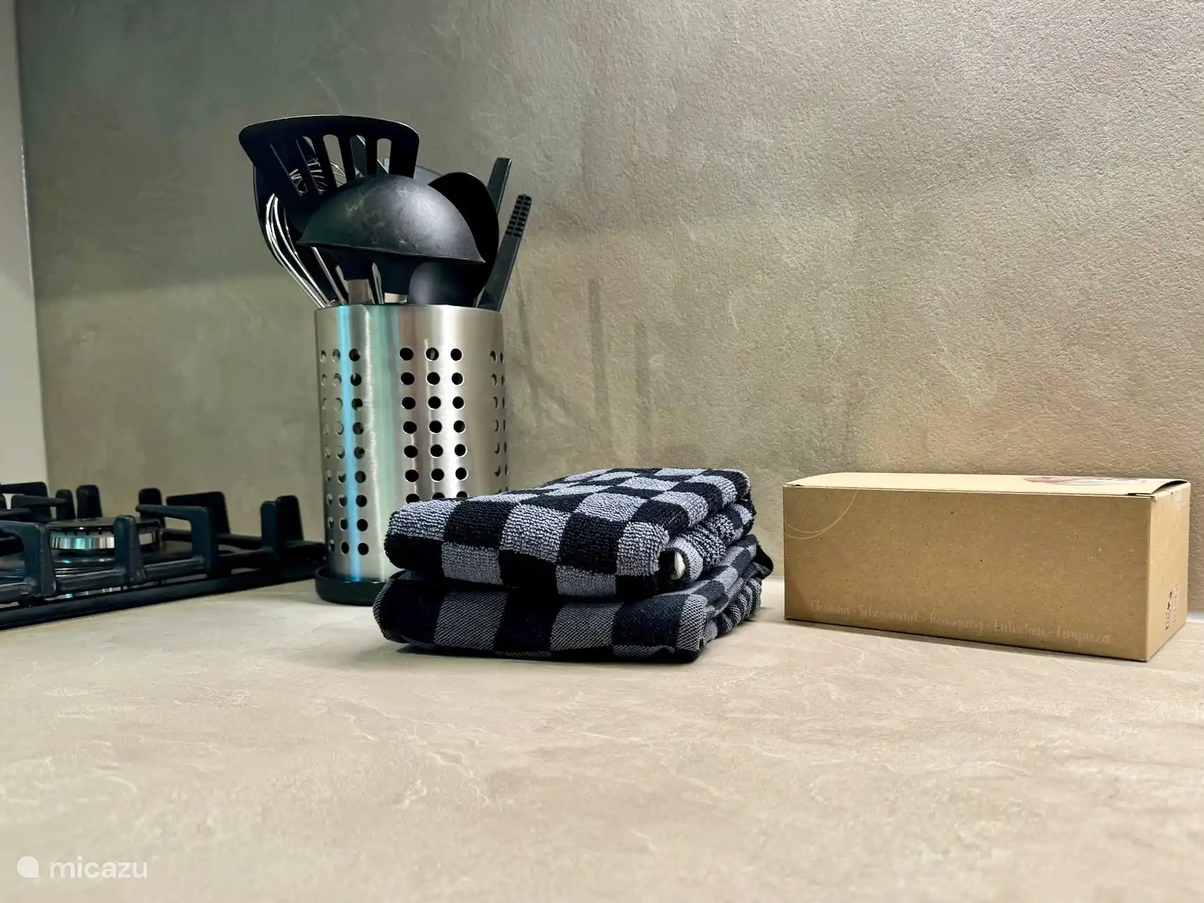 Bei Ihrer Ankunft warten ein praktisches Küchentuchset und ein Starterpaket auf Sie. Dieses Paket enthält 3 Spülmaschinentabs, ein Geschirrtuch, einen Schwamm, Spülmittel und eine Spülbürste. Alles, was Sie brauchen, um Ihren Aufenthalt sofort komfortabel zu genießen.