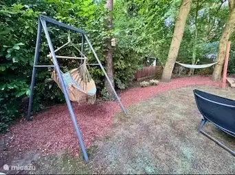 Der bewaldete Garten bietet eine ruhige Umgebung mit einer Sitzhängematte und einer traditionellen Hängematte, die sich perfekt zum Entspannen eignet. Genießen Sie ruhige Tage und Abende im Grünen, während Sie dem fröhlichen Gesang der Großen oder dem Rauschen der Eichhörnchen lauschen. Idealer Ort für ein Buch und pure Ruhe.