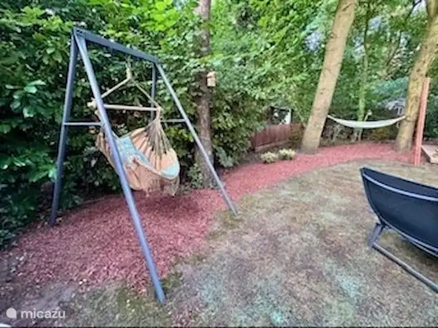 Maison de vacances Maridu Family Wellness | Pays-Bas, Gueldre, Hattemerbroek - chalet Le jardin arboré offre un cadre serein avec un hamac assis et un hamac traditionnel, parfait pour la détente. Profitez des journées et des soirées tranquilles sous la verdure, tout en écoutant le chant joyeux des grands ou le bruissement des écureuils. Endroit idéal pour un livre et la tranquillité pure.