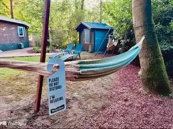 Aus einer anderen Perspektive zeigt der Garten seinen Charme, mit der Hängematte und der Hängematte im Schatten der Bäume. Im Hintergrund befinden sich bequeme Sonnenliegen, ideal für sonnige Nachmittage. Seien Sie umgeben von Ruhe, Natur und dem sanften Klang von Vögeln und Eichhörnchen.