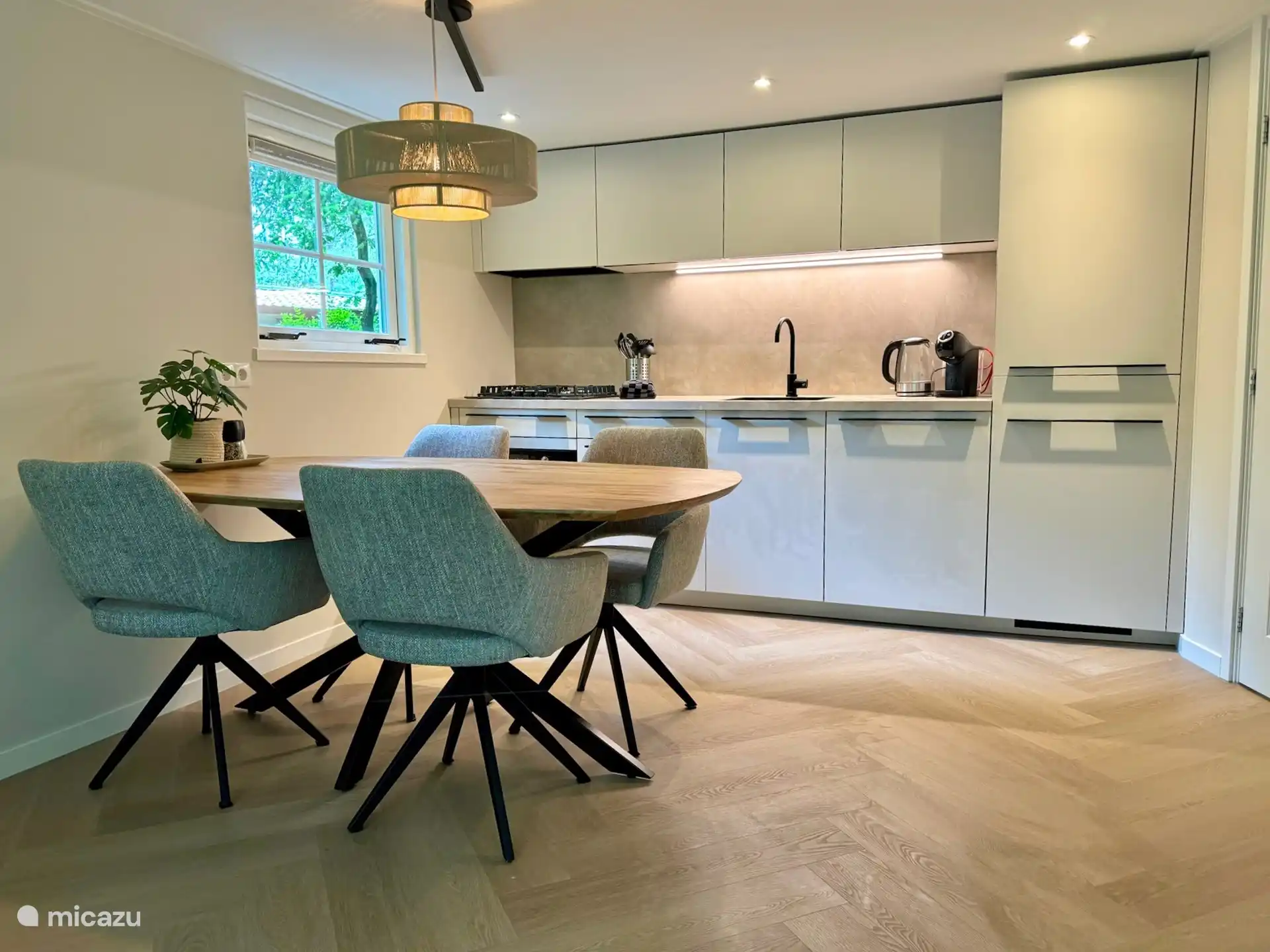 Der Esstisch befindet sich attraktiv im offenen Raum, direkt neben der Küche. Umgeben von bequemen Sitzstühlen ist dies der ideale Ort für gemütliche Mahlzeiten, Spieleabende oder um einen wunderbaren Tag gemeinsam zu genießen. Ein zentraler Ort, an dem sich jeder wie zu Hause fühlt.