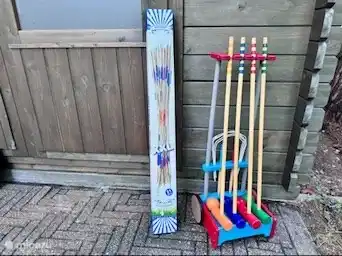 Im angrenzenden Schuppen stehen ein Bauerngolfset und ein Mikado im Freien für lustige Aktivitäten im Garten bereit. Im Inneren finden Sie Spiele für weniger schönes Wetter. Mit dem Grill gibt es für jeden etwas zu tun, unabhängig vom Wetter!