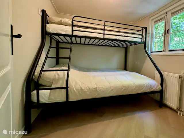 Maison de vacances Maridu Family Wellness | Pays-Bas, Gueldre, Hattemerbroek - chalet 
La deuxième chambre est élégante et pratique, avec un lit superposé astucieusement conçu. Le lit du haut est parfait pour un petit comme compagnon supplémentaire en vacances, tandis que le lit double spacieux en dessous assure un sommeil confortable. Idéal pour les familles.