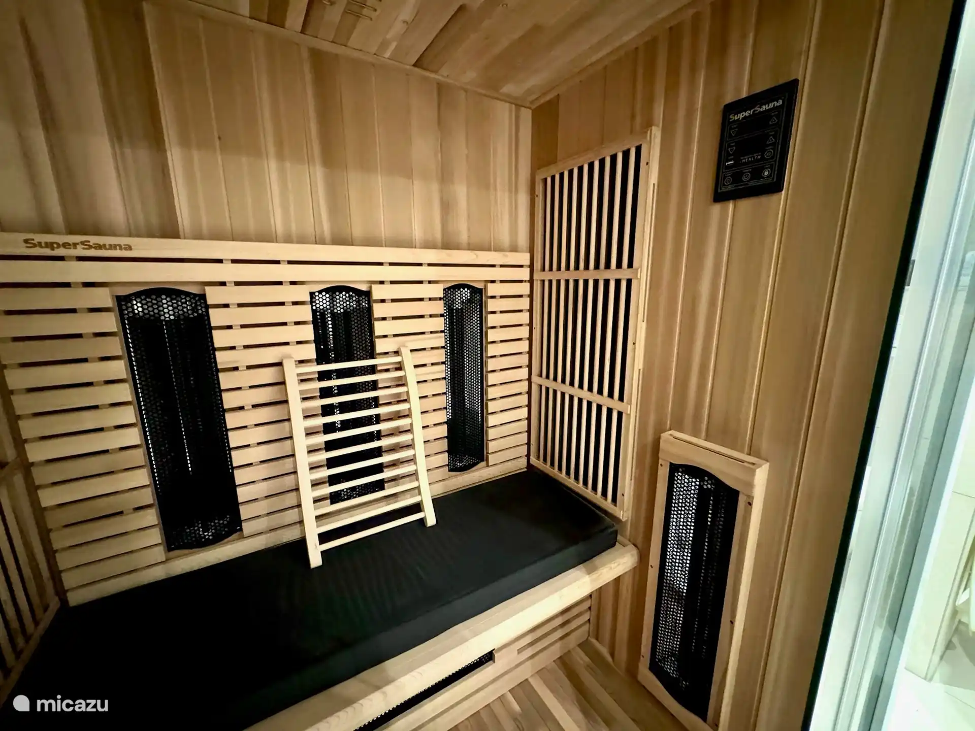 Die Sauna bietet Platz für 2-3 Personen und ist ideal zum gemeinsamen Entspannen. Mit Infrarotstrahlung, Farbtherapie und einem USB-Player können Sie ein persönliches Wellness-Erlebnis schaffen. Die warme Holzoberfläche macht es zum perfekten Ort, um sich zu entspannen.