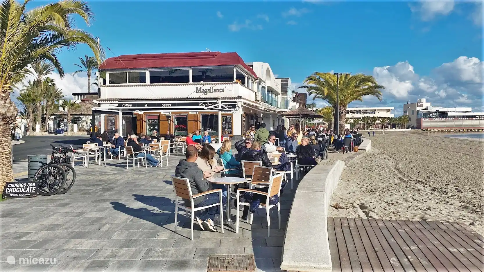 Playas con muchos lugares para comer y beber