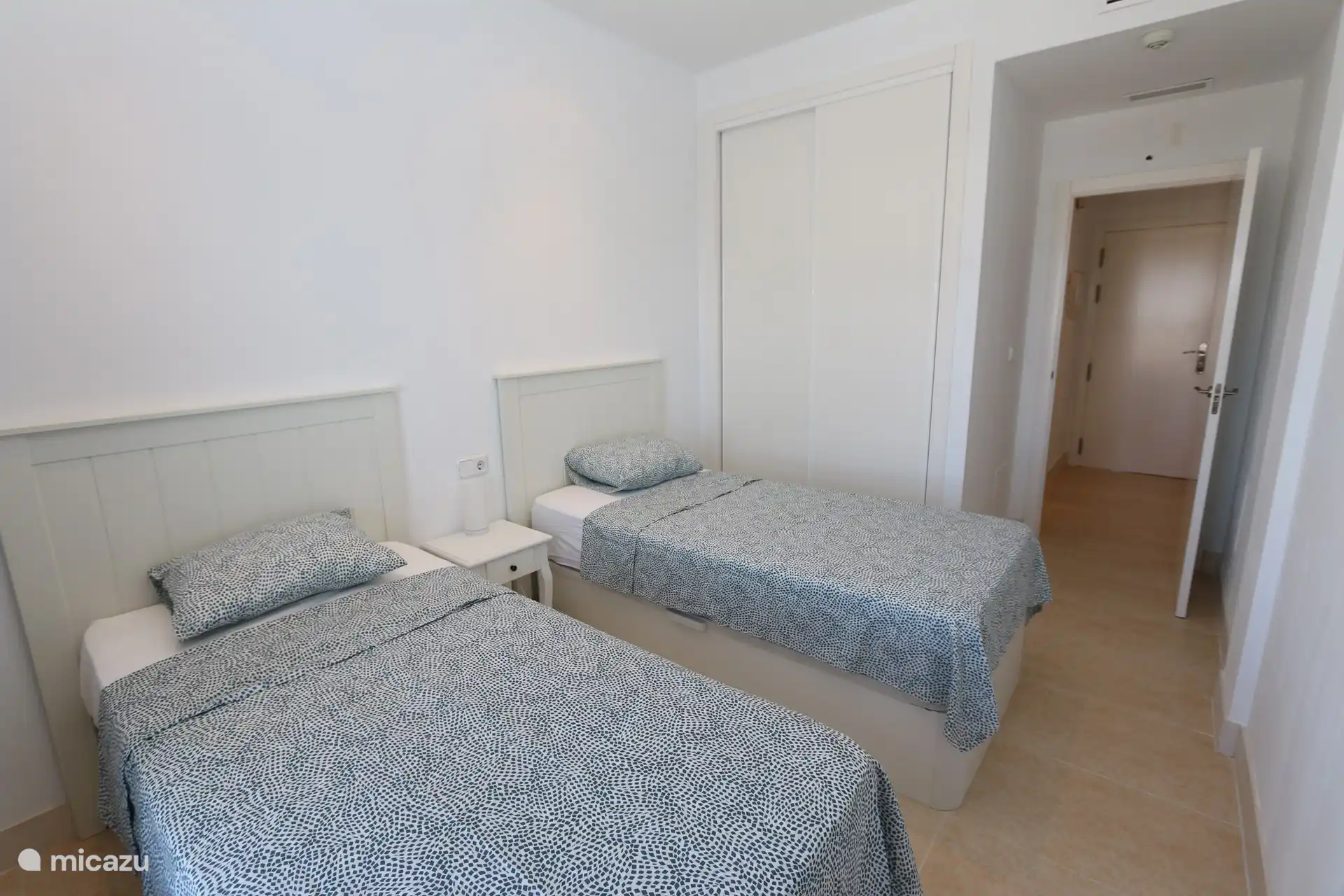 Dormitorio con dos camas individuales