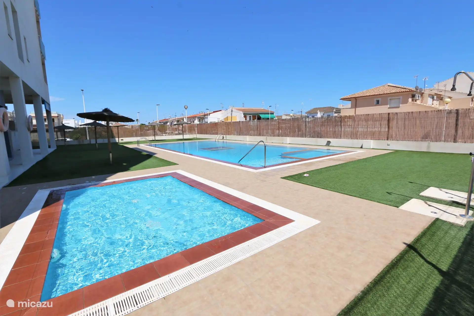 Gran piscina comunitaria