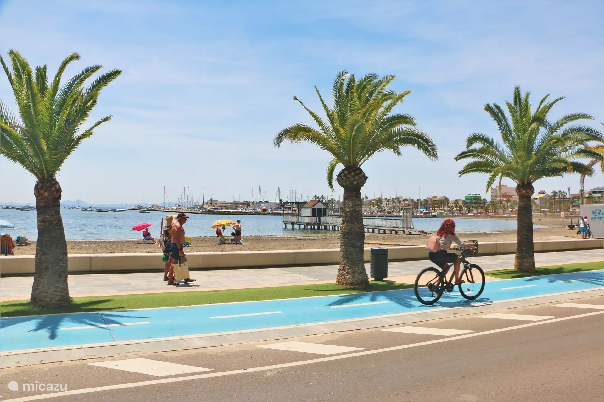 Puntos de venta de comida y bebida a lo largo de la playa