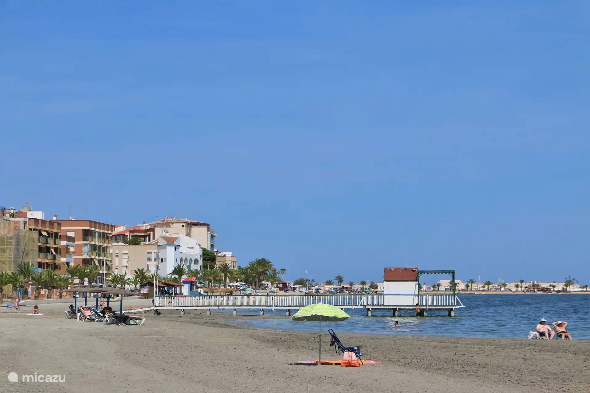 Puntos de venta de comida y bebida a lo largo de la playa