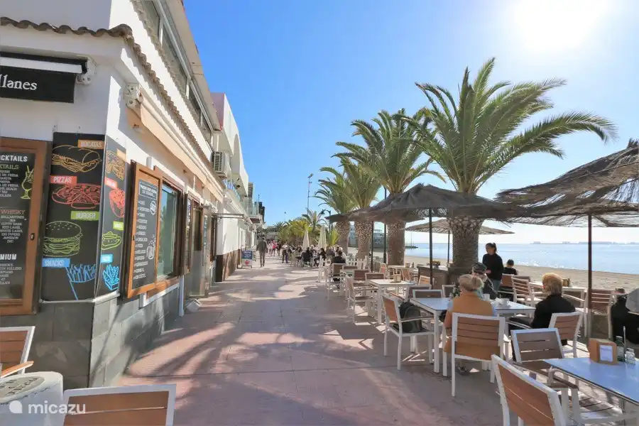 Puntos de venta de comida y bebida a lo largo de la playa